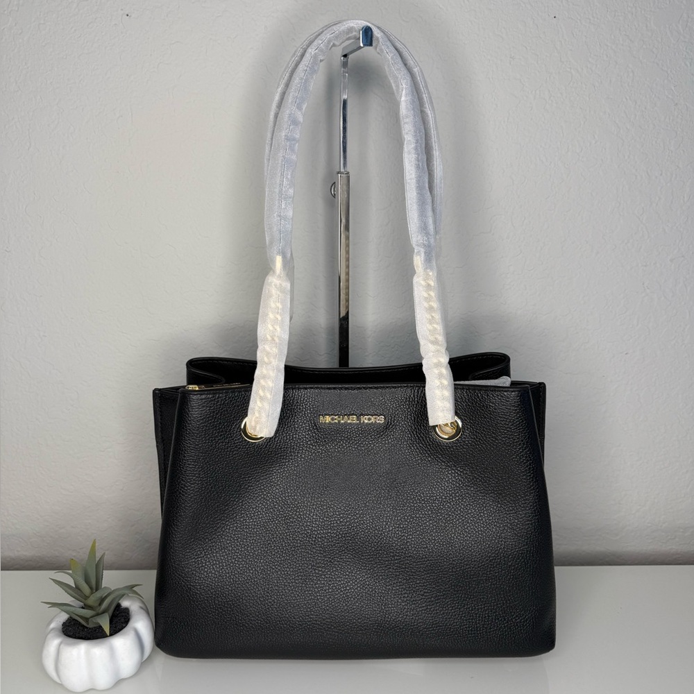 MICHAEL KORS
Teagan Large Pebbled Leather Shoulder Bag + Purse Hook - BLACK 
NWT